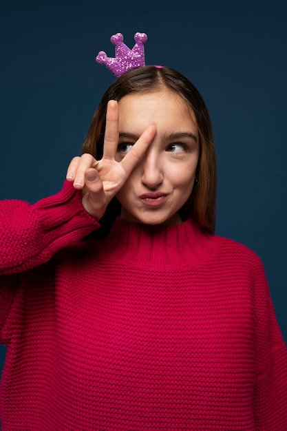 Porträt eines jungen Mädchens, das das Friedenszeichen zeigt