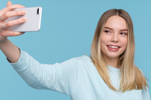 Porträt eines jungen Mädchens, das ein Selfie macht