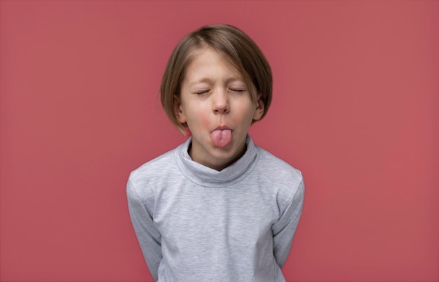 Porträt eines jungen Mädchens, das ihre Zunge herausstreckt