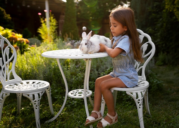 Porträt eines jungen Mädchens mit ihrem Haustierkaninchen