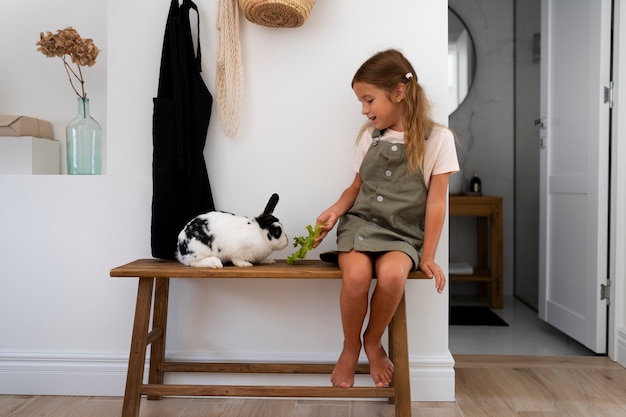 Porträt eines jungen Mädchens mit ihrem Haustierkaninchen
