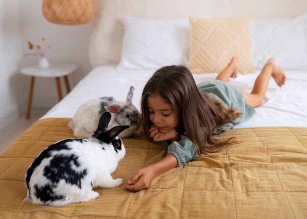 Porträt eines jungen Mädchens mit ihrem Haustierkaninchen