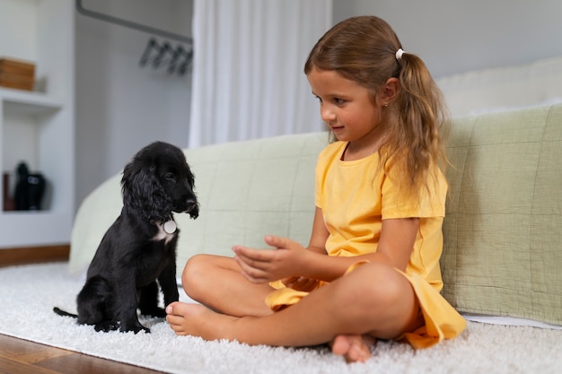 Kostenloses Foto porträt eines jungen mädchens mit ihrem hund