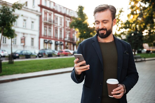 Porträt eines jungen Mannes, der Handy hält