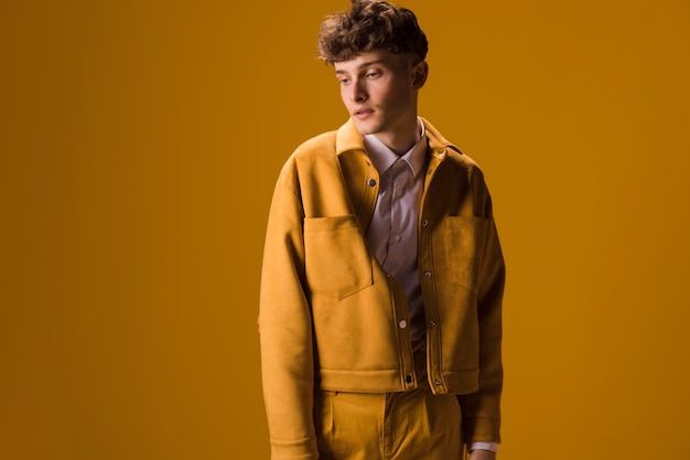 Kostenloses Foto porträt eines jungen mannes in einer gelben szene