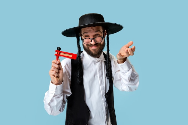 Porträt eines jungen orthodoxen jüdischen Hasdim-Mannes