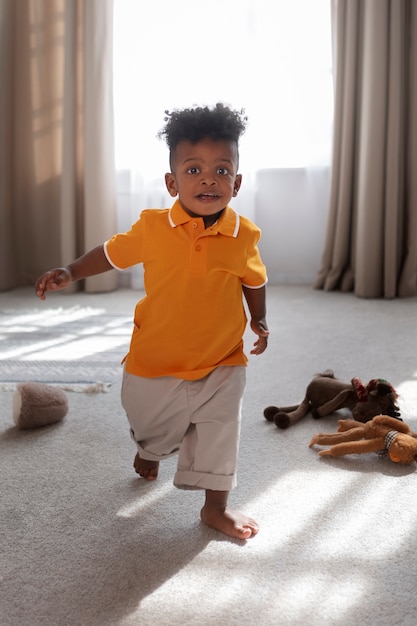 Porträt eines kleinen Jungen, der mit seinem Stofftier spielt