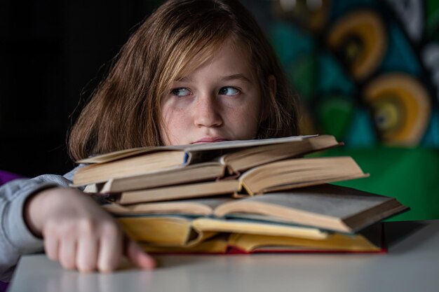 Porträt eines kleinen Mädchens mit einem Buch ein Kind liest ein Buch