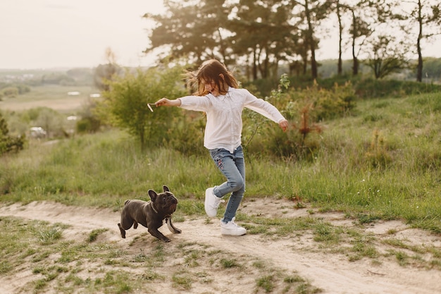 Porträt eines kleinen Mädchens mit ihrem schönen Hund