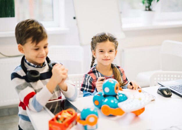 Porträt eines kleinen Mädchens und des Jungen, der die Klasse genießt