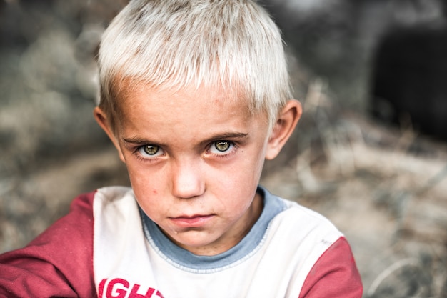 Kostenloses Foto porträt eines kleinen obdachlosen jungen