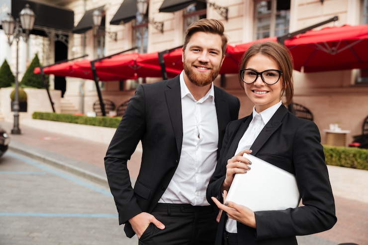 Kostenlose Foto porträt eines lächelnden attraktiven mannes und einer frau