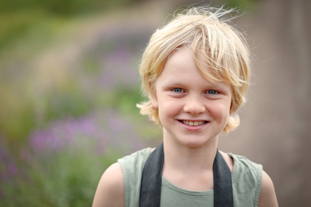 Porträt eines lächelnden kleinen kaukasischen blonden Jungen