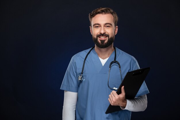 Porträt eines lächelnden männlichen Doktors kleidete in der Uniform an