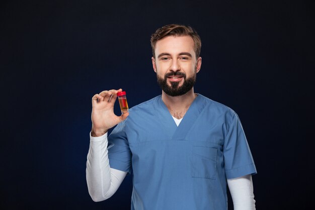 Porträt eines lächelnden männlichen Doktors kleidete in der Uniform an