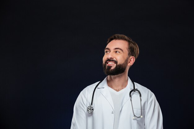 Porträt eines lächelnden männlichen Doktors kleidete in der Uniform an