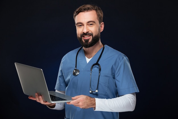 Porträt eines lächelnden männlichen Doktors