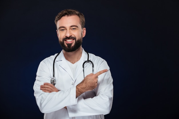 Porträt eines lächelnden männlichen Doktors