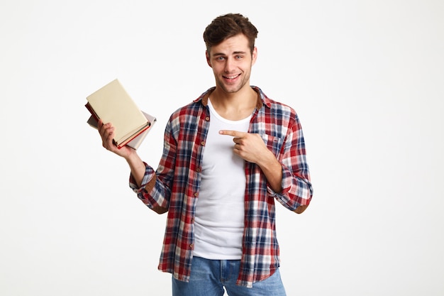 Porträt eines lächelnden männlichen Studenten, der Bücher hält