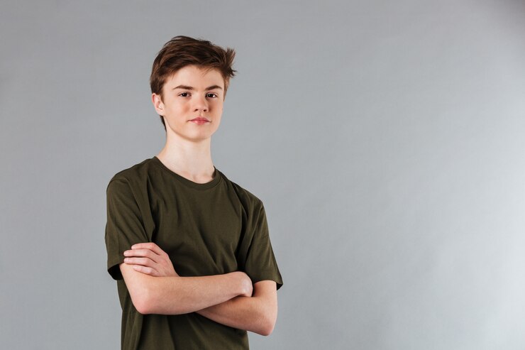 Kostenlose Foto porträt eines lächelnden männlichen teenagers