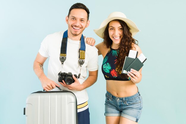 Porträt eines lächelnden Mannes und einer Frau, die für ihre Flitterwochen in ihrem Strandhotel ankommen. Jungvermählten und Touristen in einem tropischen Urlaub