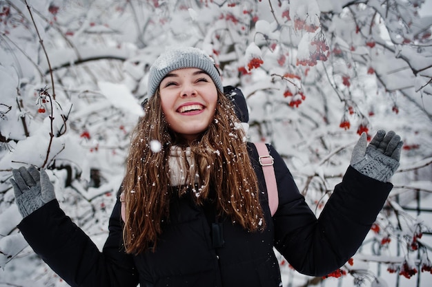 Porträt eines Mädchens am verschneiten Wintertag in der Nähe von schneebedeckten Bäumen
