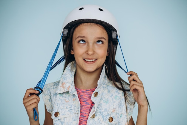 Porträt eines mädchens mit rollerhelm