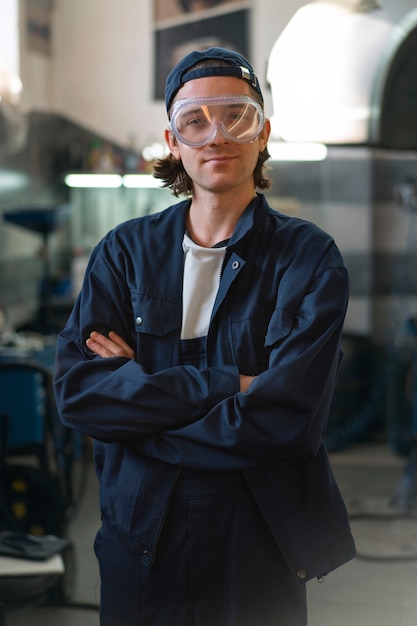 Porträt eines männlichen Automechanikers in der Autowerkstatt