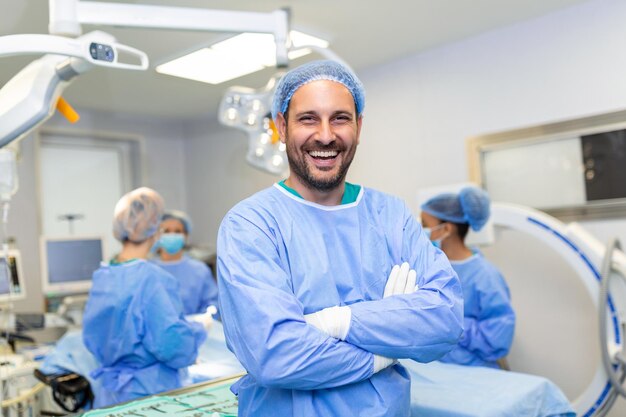 Porträt eines männlichen Chirurgen im Operationssaal mit Blick auf die Kamera Arzt in Peelings und medizinischer Maske im modernen Krankenhaus-Operationssaal
