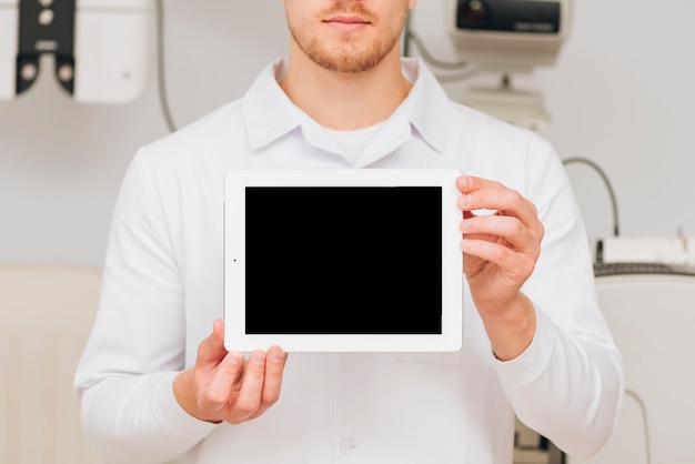 Porträt eines männlichen Optometrikers, der Tablettenschablone darstellt