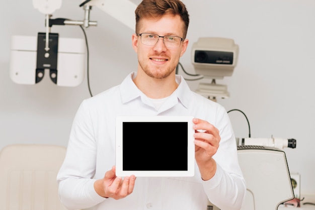 Kostenloses Foto porträt eines männlichen optometrikers, der tablettenschablone darstellt