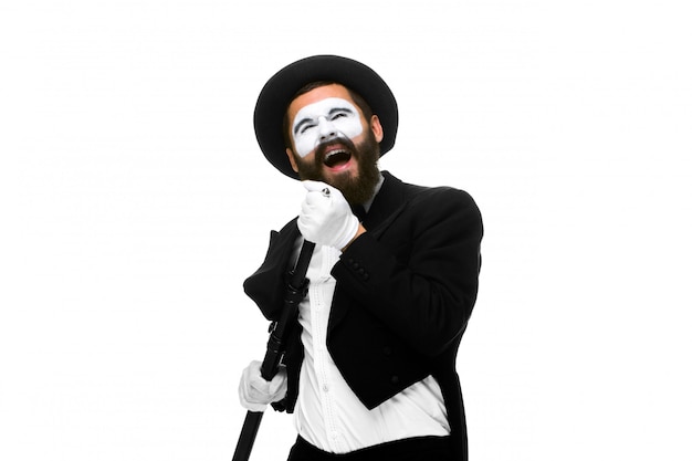 Kostenloses Foto porträt eines mannes als pantomime mit rohr oder retrostilmikrofon