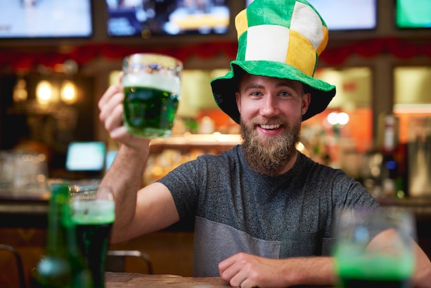 Kostenloses Foto porträt eines mannes, der den saint patrick's day an der bar feiert