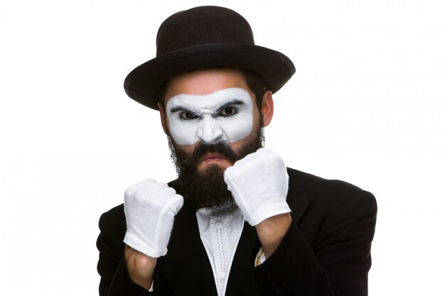 Porträt eines Mannes, der im Make-up Pantomime boxt