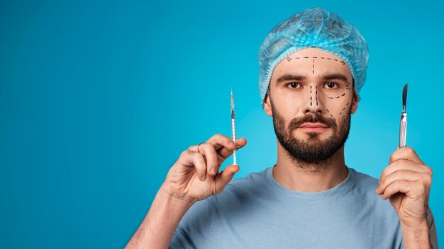 Porträt eines Mannes, der mit Hilfe von kosmetischen Eingriffen Verbesserungen und Optimierungen erhält.