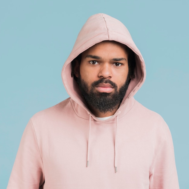 Kostenloses Foto porträt eines mannes in einem sweatshirt