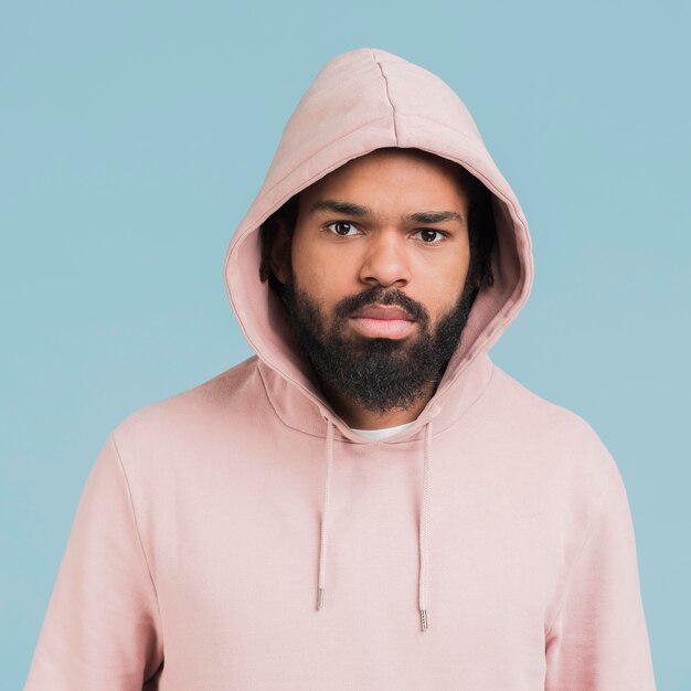 Porträt eines Mannes in einem Sweatshirt