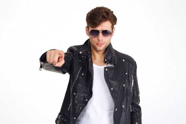 Porträt eines Mannes in einer Lederjacke und einer Sonnenbrille