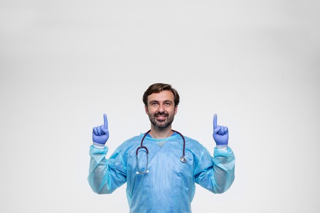 Porträt eines Mannes mit Arztkittel und Handschuhen
