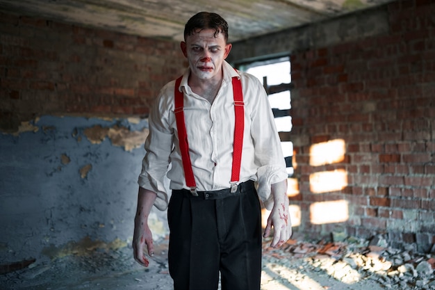 Kostenloses Foto porträt eines mannes mit gruseligem clown-make-up