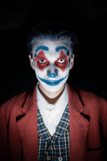Porträt eines Mannes mit gruseligem Clown-Make-up