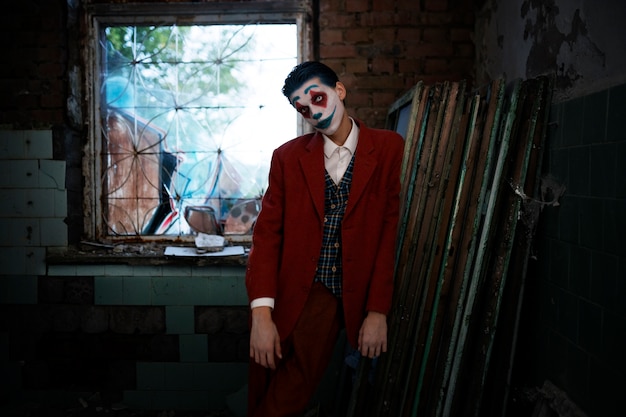 Kostenloses Foto porträt eines mannes mit gruseligem clown-make-up
