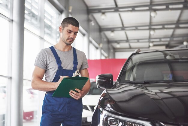 Porträt eines Mechanikers bei der Arbeit in seiner Garage