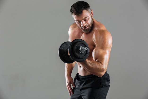 Porträt eines motivierten starken hemdlosen männlichen Bodybuilders