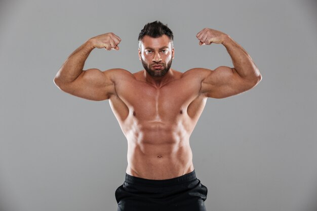 Porträt eines muskulösen starken hemdlosen männlichen Bodybuilders