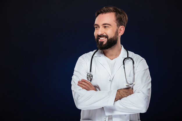 Porträt eines netten männlichen Doktors kleidete in der Uniform an