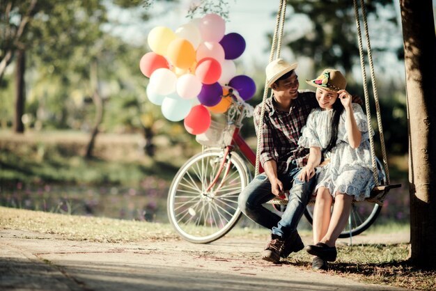 Porträt eines Paares in der Liebe mit den Ballonen bunt