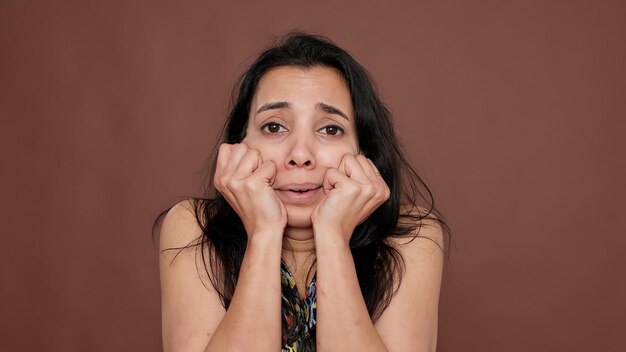 Porträt eines schockierten, verängstigten Erwachsenen, der Angst und Panik vor der Kamera zeigt und verzweifelte und verängstigte Gesichtsausdrücke hat. Sich besorgt und unglücklich über Stress und Schock, Angst fühlen.