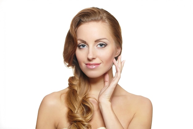 Porträt eines schönen weiblichen Modells lokalisiert auf gelockter Frisur des weißen hellen Make-up