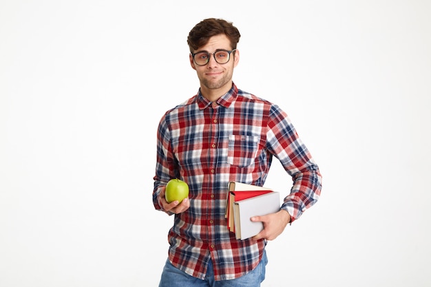 Porträt eines selbstbewussten jungen männlichen Studenten, der Bücher hält